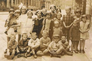 Die Kinder der Mendelssohnstraße Ende der 20er Jahre.  Elfie ist die Jüngste, ganz links auf dem Arm ihrer neun Jahre älteren „Tante Carla“, Foto: aus Privatbesitz