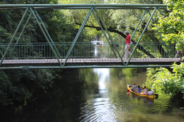 Fußgänger trockenen Fußes über den Isebekkanal. Foto: Eimsbütteler Nachrichten