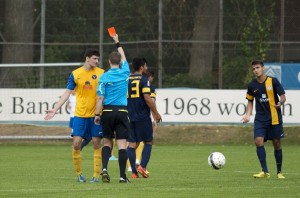 Torschütze Benjamin Bambur wird vom Platz gestellt. Foto: Tim Eckhardt