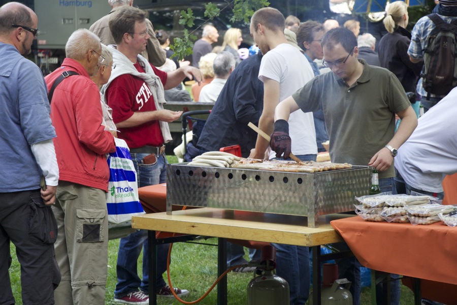 Würstchen und Bier gehören dazu. Foto: Jan Hildebrandt