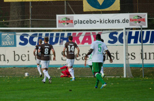 Nach Kobylanskis abgeklärter Vollstreckung kann Himmelmann nur noch hinter sich greifen. Foto: Tim Eckhardt