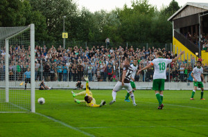 Verhock verlängert Nehrings Fernschuss zum 4:1 Endstand für St. Pauli. Foto: Tim Eckhardt