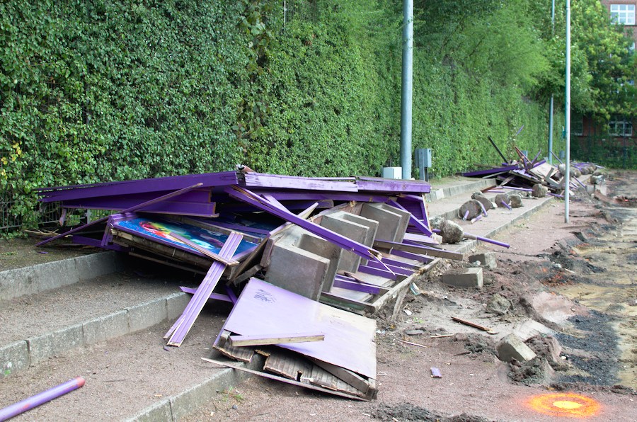 Die Ersatzbank ist bereits abgerissen worden. Foto: Tim Eckhardt