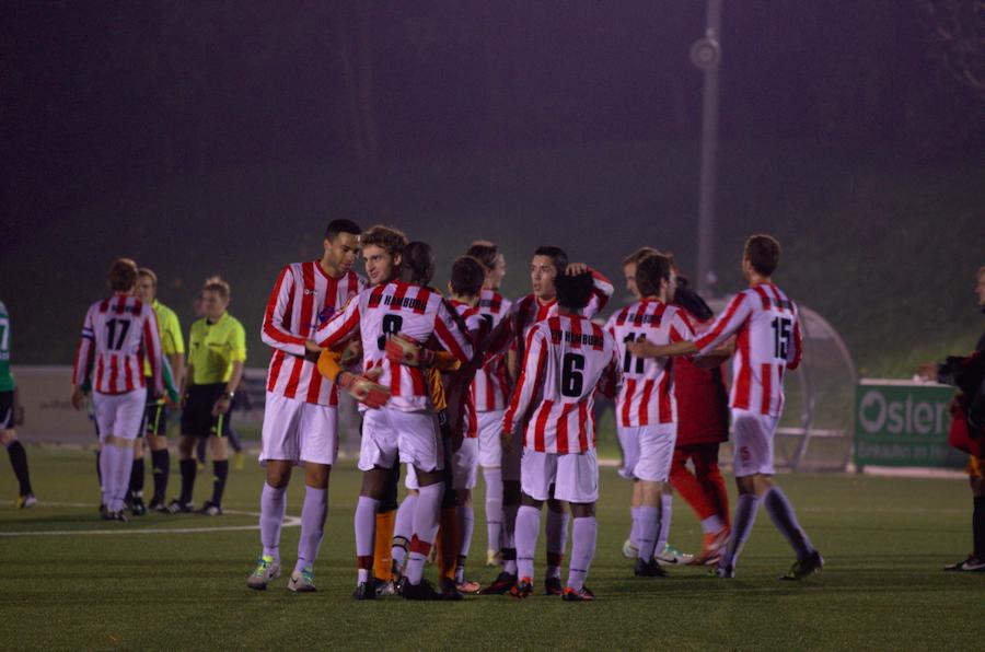 Nach dem verdienten Sieg klopfen sich die EVT-Spieler gegenseitig auf die Schulter. Foto: Tim Eckhardt