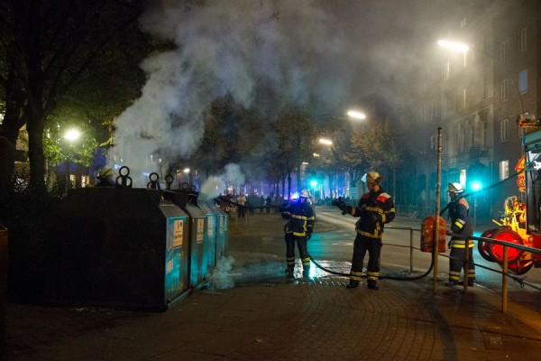 Einige Container wurden in Brand gesetzt. Foto: Eimsbütteler Nachrichten