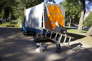 Murat bei der Beschriftung des Flohmobils. Foto: Jan Hildebrandt