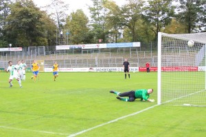 Ferhat Yazgan brauchte beim Elfmeter in der 2. Minute zwei Anläufe, aber dann stand es 0:1. Foto Ada von der Decken