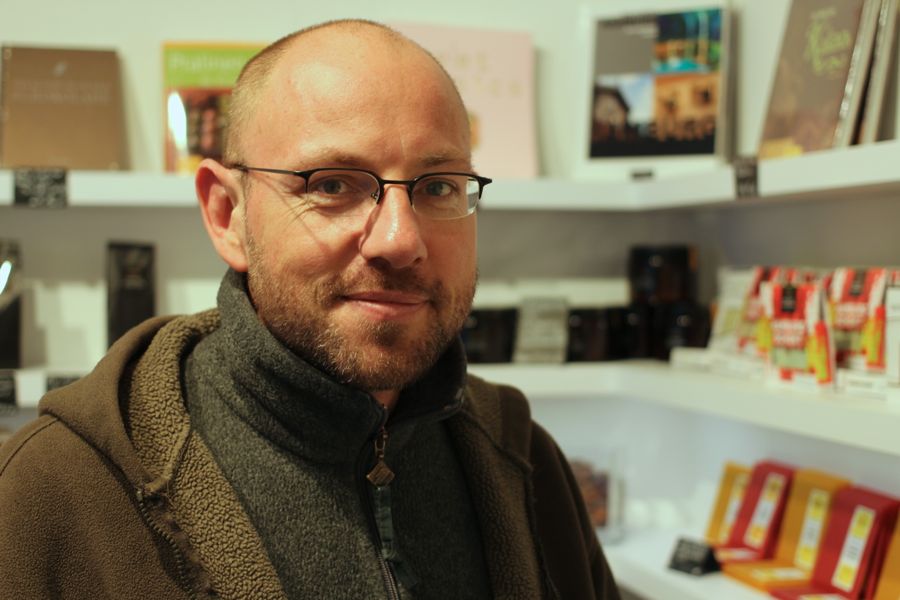 André Montaldo-Ventsam muss im Lager seins Geschäfts einiges entsorgen. Foto: Ada von der Decken