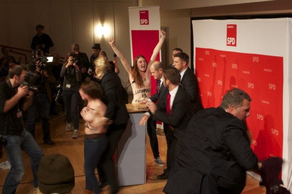 Plötzlich stürmen drei Femen-Aktivistinnen nach vorne. Foto: Moritz Gerlach