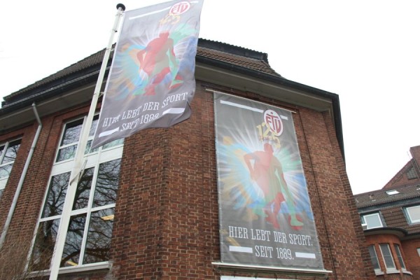 Die Jubiläumsbanner und -Fahnen künden schon vom Jubiläum. Foto: Ada von der Decken
