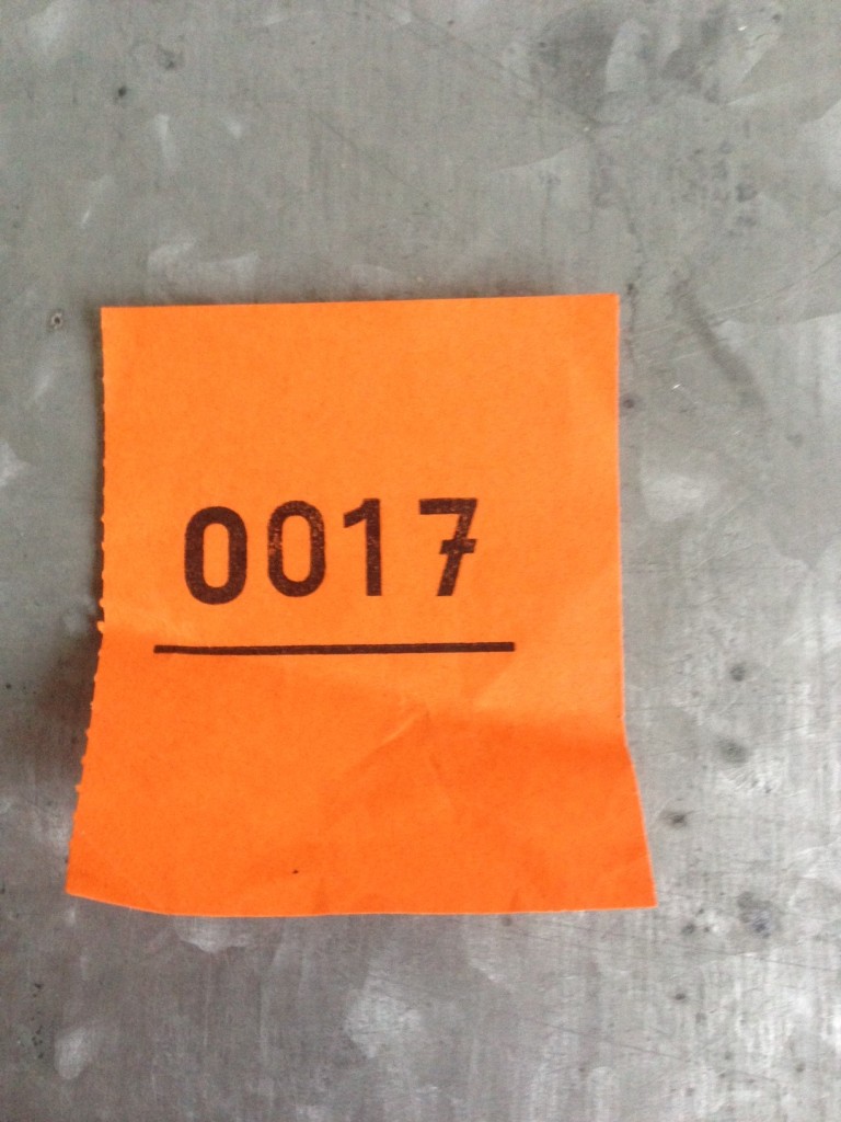 Gewonnen hat das orange Los mit der Nummer 0017. Foto: Til Bernstein