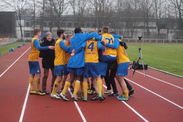 Der SC Victoria feiert den Einzug ins Halbfinale und en Geburtstag des Torschützen Michael Sara. Foto: SC Victoria