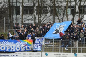 Einen so vollen und lauten Gästeblock sieht man im Stadion Hoheluft nicht alle Tage. Foto: Tim Eckhardt