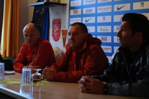 Ein zufriedener Heimtrainer und ein unzufriedener Gästetrainer bei der Pressekonferenz. Foto: Tim Eckhardt