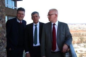 Torsten Sevecke, Andreas Dressel und Rüdiger Rust über den Dächern Eimsbüttels. Foto: Ada von der Decken