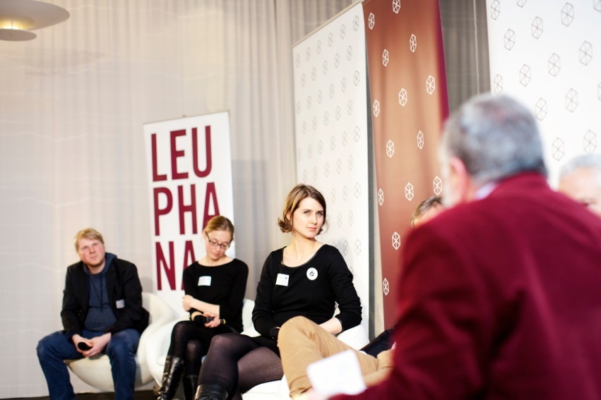 Ada von der Decken diskutiert auf dem Podium in Lüneburg. Foto: Leuphana Universität Lüneburg