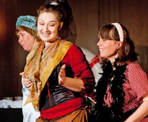 Das Ensemble besteht aus vier blinden und drei sehenden Schauspielern. Foto: Steffen Gottschling.