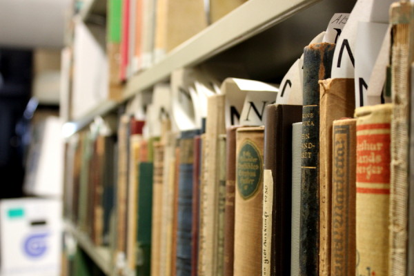 Das Regal mit den geraubten Bücher. Foto: Simon Karger