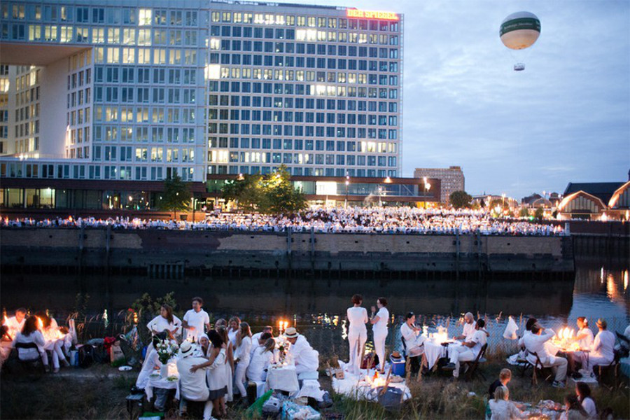 Das Weiße Dinner in der Hafencity vergangenes Jahr. Foto: Tom Roeler