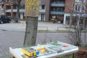 Ein Tische als Tauschbörse. Foto: Michael/<a href="http://platz-ohne-namen.net/">platz-ohne-namen.net </a>