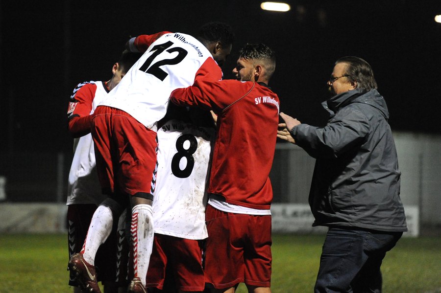 Wilhelmshavens Spieler jubeln über den Führungstreffer. Rechts Manager Peter Schöne, der kurz darauf nach einer Tätlichkeit vom Platz flog. Foto: Tim Eckhardt
