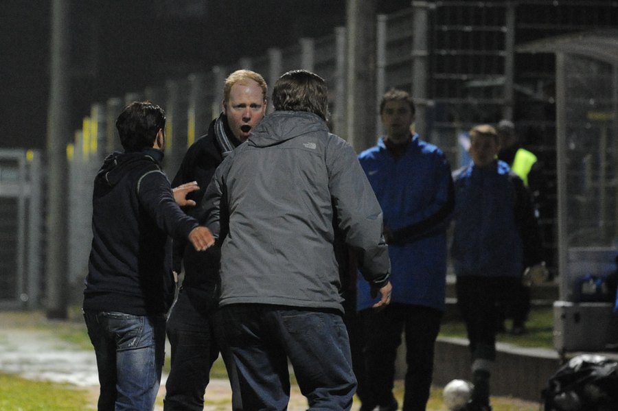 Nachdem Wilhelmshavens Manager Peter Schöne Victoria-Co-Trainer Marcus Rabenhorst geschlagen hat, droht auch SCV-Sportdirektor Sven Piel die Fassung zu verlieren. Foto: Tim Eckhardt