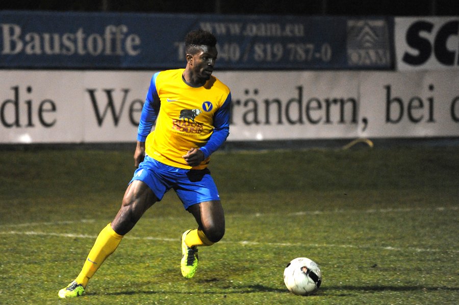 Victorias Conrad Azong wurde in der Nachspielzeit zum umstrittenen Retter des Punktgewinns, als er einen unberechtigten Foulelfmeter für seine Mannschaft herausholte. Foto: Tim Eckhardt