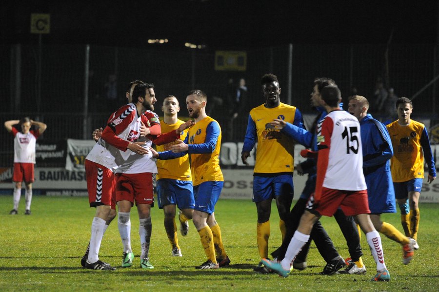 Tumulte nach der Elfmeterentscheidung: Wilhelmshavens Dario Fossi (l.) richtet seinen Zorn auf Conrad Azong, Michael Sara geht beschwichtigend dazwischen. Foto: Tim Eckhardt