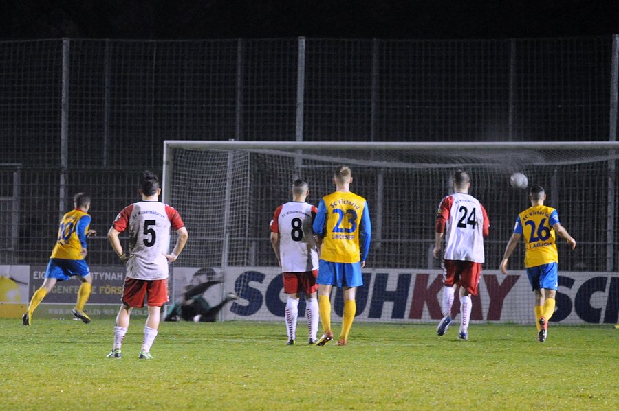 Nach minutenlanger Unterbrechung wird der Elfmeter ausgeführt: Benny Hoose (l.) verwandelt sicher zum 1:1. Foto: Tim Eckhardt