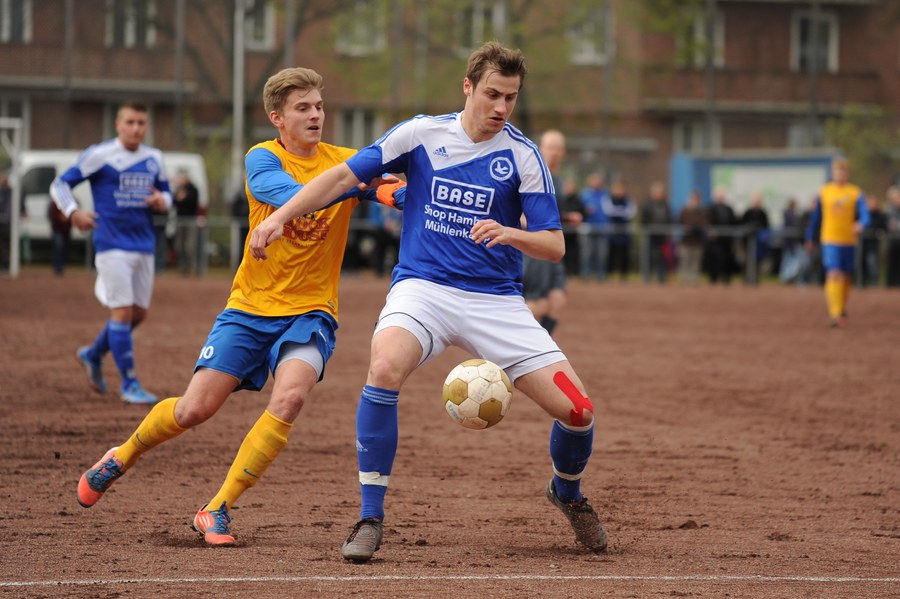 Palomas Jan Savelsberg schirmt den Ball gegen Victoria-Kapitän Benny Hoose ab. Foto: Tim Eckhardt