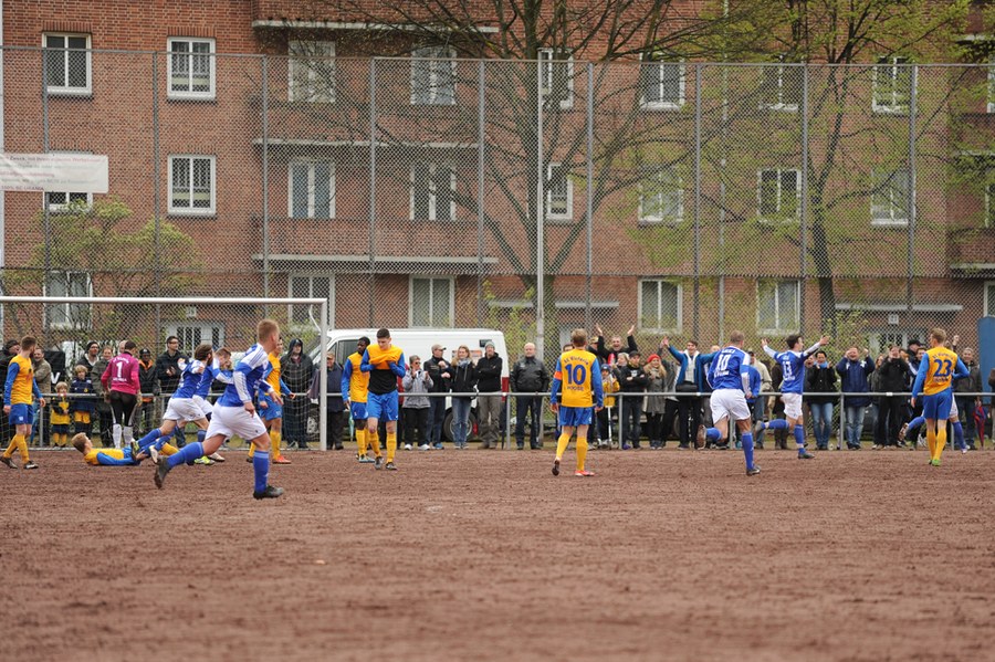  Palomas Alexander Graf dreht nach seinem Tor zum 1:0 jubelnd ab, Victoria ist konsterniert, nicht alle Zuschauer gehen voll aus sich heraus. Foto: Tim Eckhardt