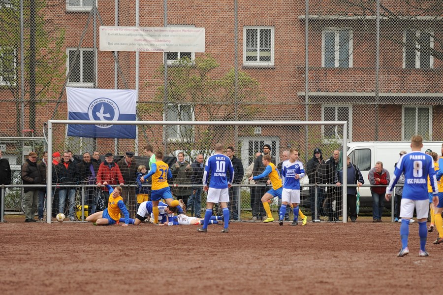 Victorias Steven Lindener (l., am Boden) hat zum Anschluss getroffen. Seine Teamkollegen Robert Subasic und Tim Grundmann stürzen zum Jubeln hinzu, der Barmbeker bleibt stoisch. Foto: Tim Eckhardt
