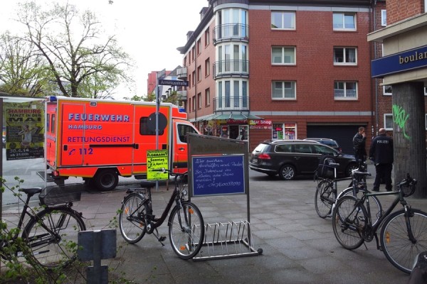 Der Mann wurde vor Ort in einem Krankenwagen behandelt. Foto: Ada von der Decken