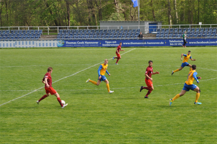 Yannik Schulze spielt einen Steilpass auf Roman Prokoph. Vincent Boock schaut in der Mitte zu. Foto: Michel Massing
