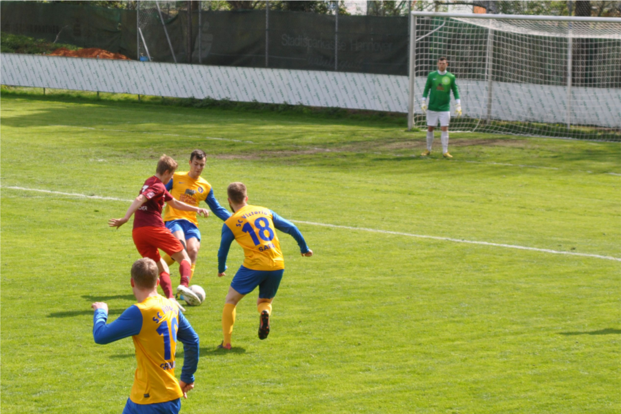 Sebastian Ernst wird von Kerim Carolus gestoppt. Foto: Michel Massing