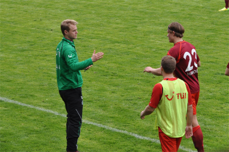 Coach Sören Osterland beglückwünscht den zweifachen Torschützen Kevin Behrens. Foto: Michel Massing