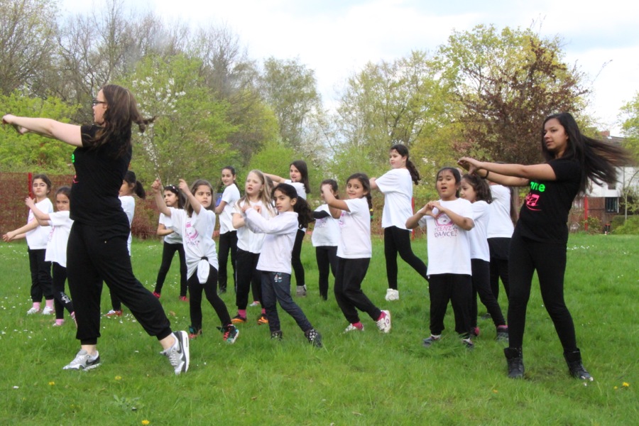 Die LenzDance Girls zeigen ihre Tanzkünste. Foto: Ada von der Decken