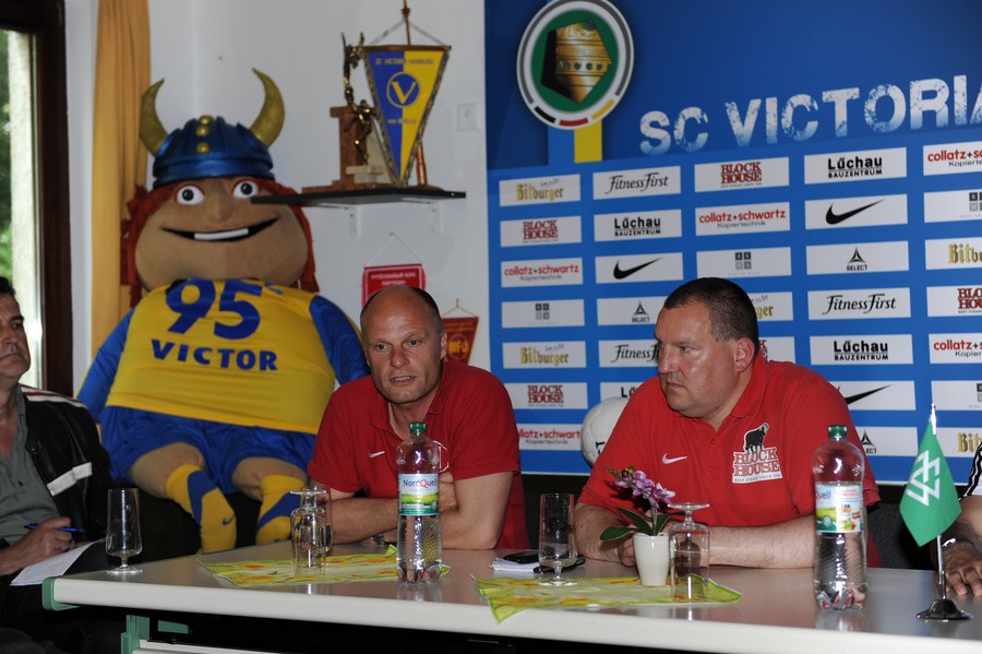 Für Victoria-Trainer Lutz Göttling (links) beginnen nun die Planungen für die Oberliga Hamburg. Foto: Tim Eckhardt