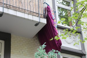 Zufallsfund: Auch heute hängen "rote" Bettlaken - auch eine politische Botschaft? Foto: Ada von der Decken