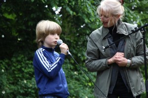 Alle Kinder wollten bei der Lesung mitmachen. Foto: Ada von der Decken