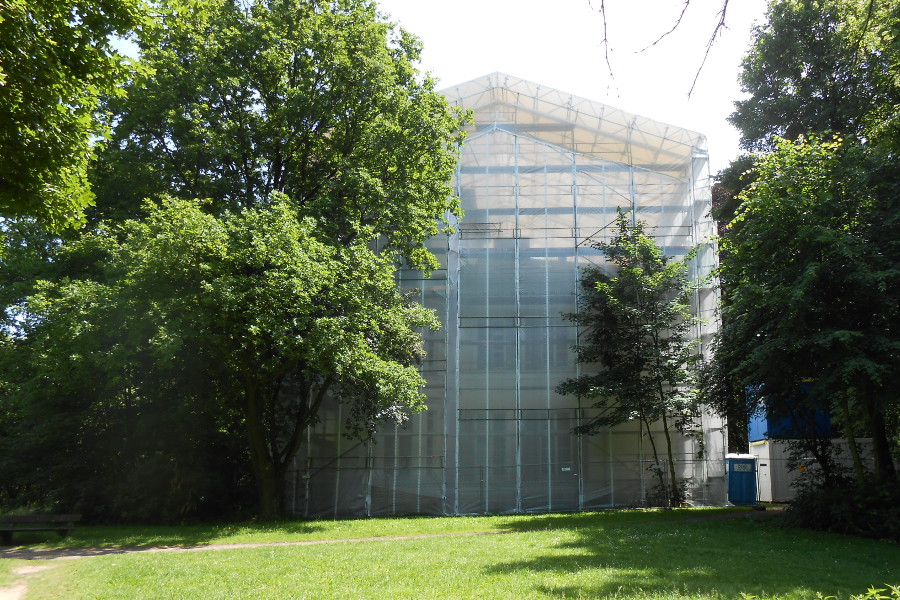 Hinter Planen zu erahnen - die Amsinckvilla. Foto: Anja von Bihl