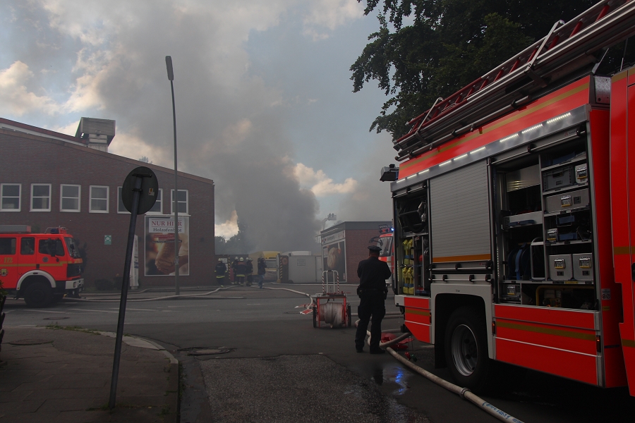 Die Lagerhalle des Bäckers NUR HIER steht in Flammen. Foto: Ghasal Falaki