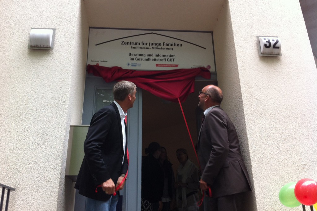 Bezirksamtsleiter Torsten Sevecke und Sozialsenator Detlef Scheele lüften das Banner. Foto: Tanja Schreiner