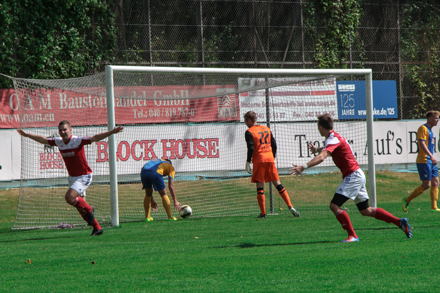 Tor für Halstenbek. Foto: Martin Karakolev