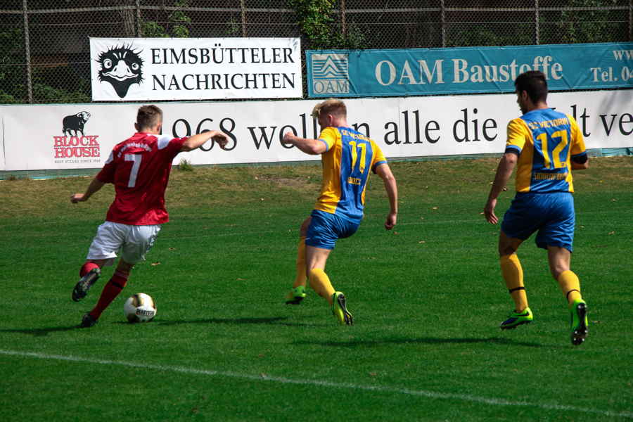 Der SC Victoria beim Heimspiel im Hoheluft Stadion gegen den SV Halstenbek/Rellingen. Foto: Martin Karakolev