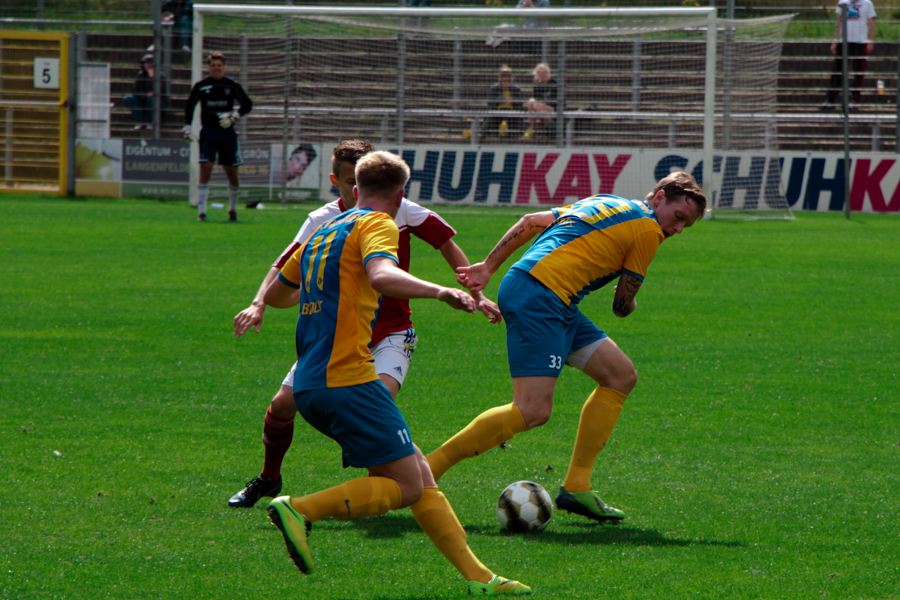 Der Kampf um den Ball. Foto: Martin Karakolev