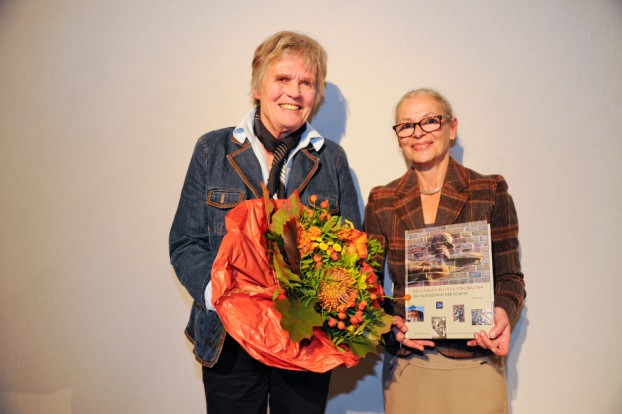 Preisträgerin Maike Bruhns (links) und Gabriele Beger, Direktorin der Staatsbibliothek (rechts). Foto: SUB Hamburg.