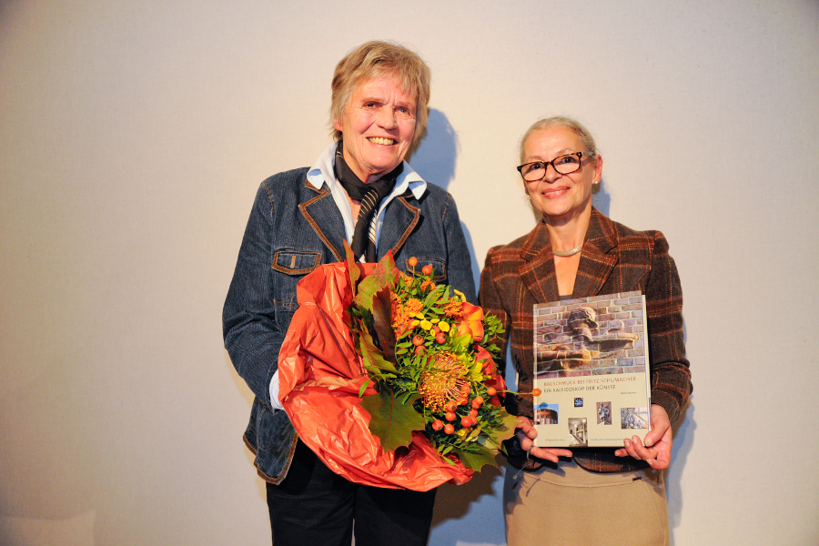 Preisträgerin Maike Bruhns (links) und Gabriele Beger, Direktorin der Staatsbibliothek (rechts). Foto: SUB Hamburg.