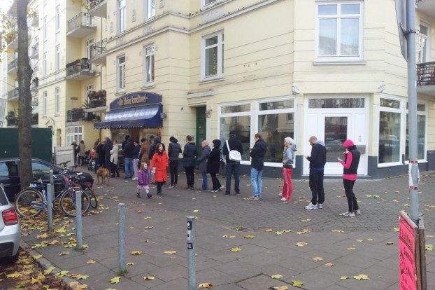 Samstagmorgen und man steht freiwillig 20 Minuten für ein Brötchen an: Das machen schließlich alle so! Foto: Eimsbütteler Nachricht