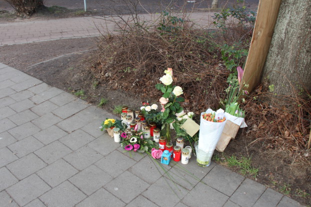 Menschen zeigen Anteilnahme, indem sie Blumen und Kerzen an der Unfallstelle aufstellen. Foto: Katharina Kuhn